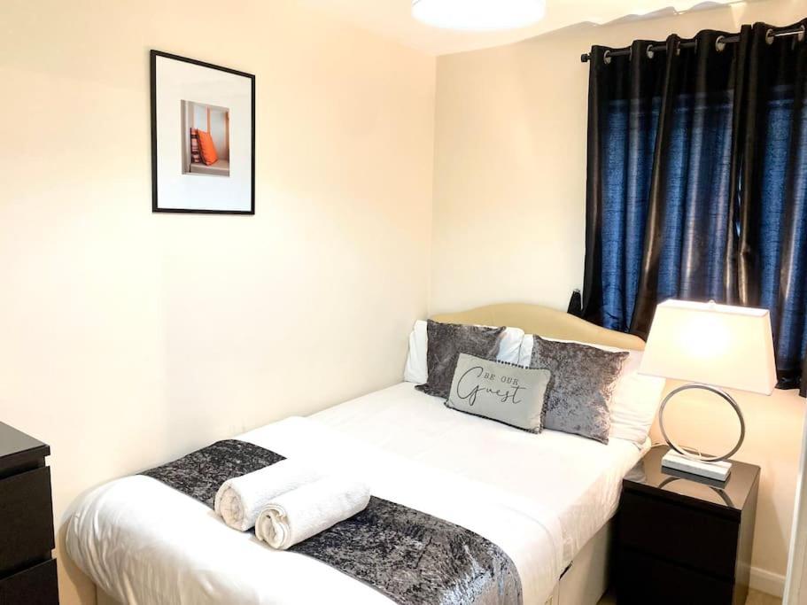 Amazing 2-Bed City Centre Apt With Parking โคเวนทรี ภายนอก รูปภาพ