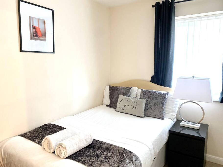 Amazing 2-Bed City Centre Apt With Parking โคเวนทรี ภายนอก รูปภาพ