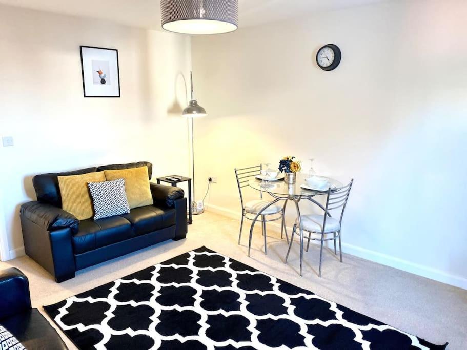 Amazing 2-Bed City Centre Apt With Parking โคเวนทรี ภายนอก รูปภาพ