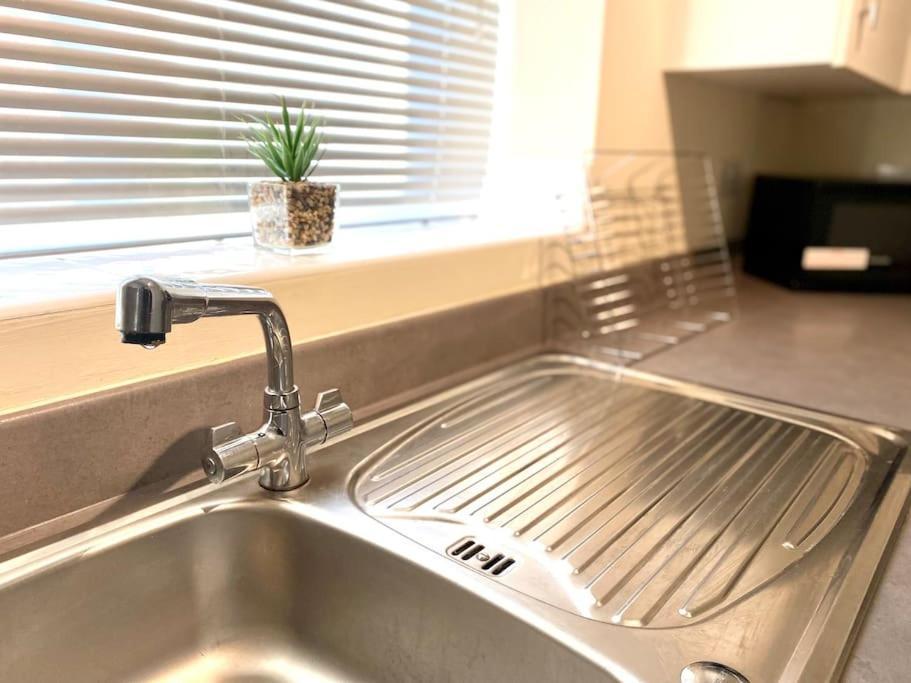 Amazing 2-Bed City Centre Apt With Parking โคเวนทรี ภายนอก รูปภาพ
