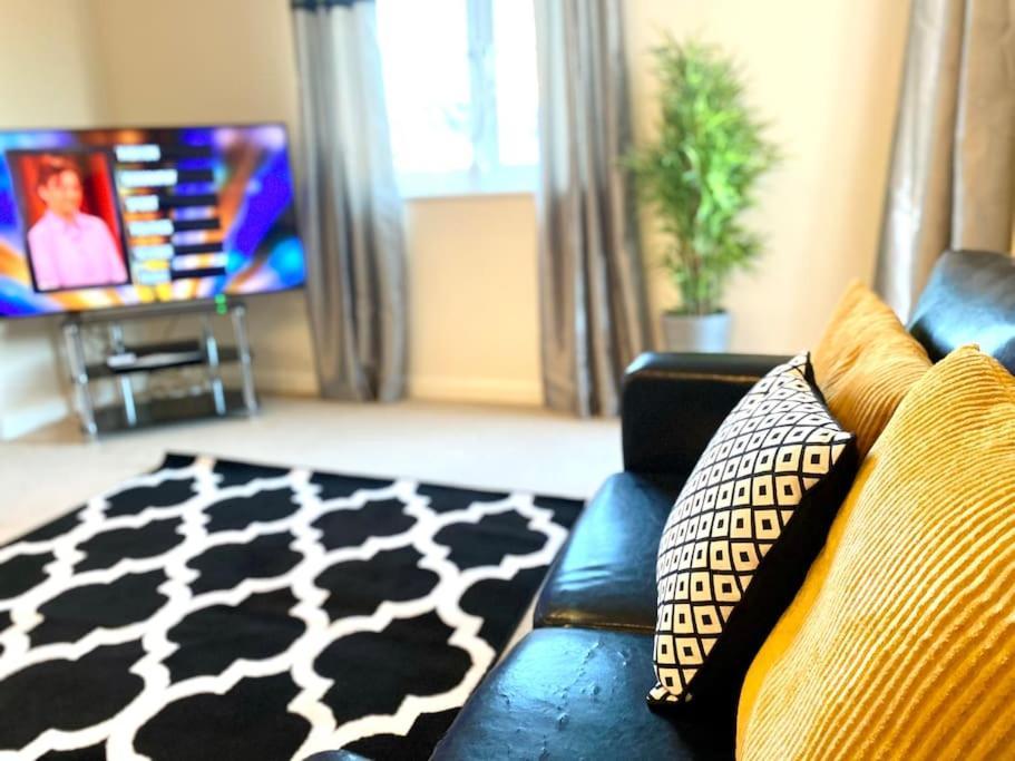 Amazing 2-Bed City Centre Apt With Parking โคเวนทรี ภายนอก รูปภาพ