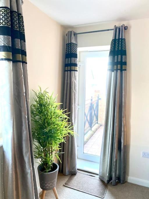Amazing 2-Bed City Centre Apt With Parking โคเวนทรี ภายนอก รูปภาพ