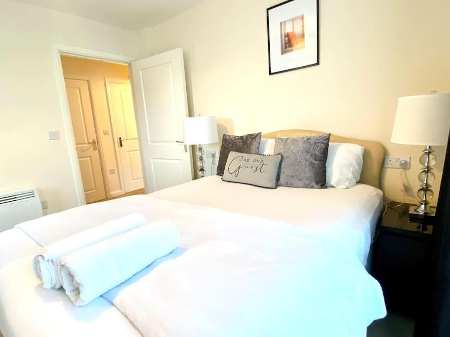 Amazing 2-Bed City Centre Apt With Parking โคเวนทรี ภายนอก รูปภาพ