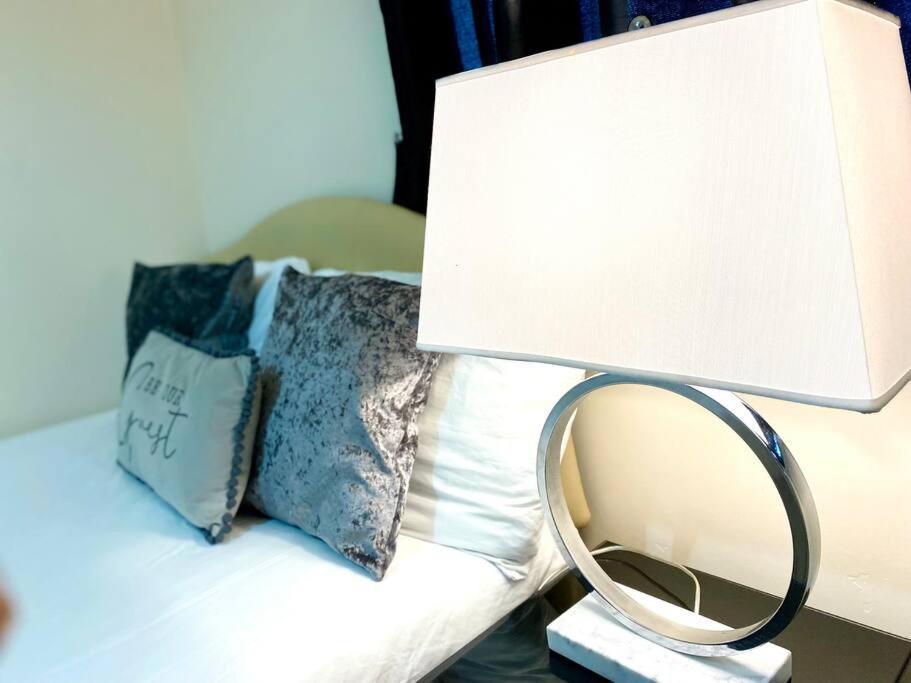 Amazing 2-Bed City Centre Apt With Parking โคเวนทรี ภายนอก รูปภาพ