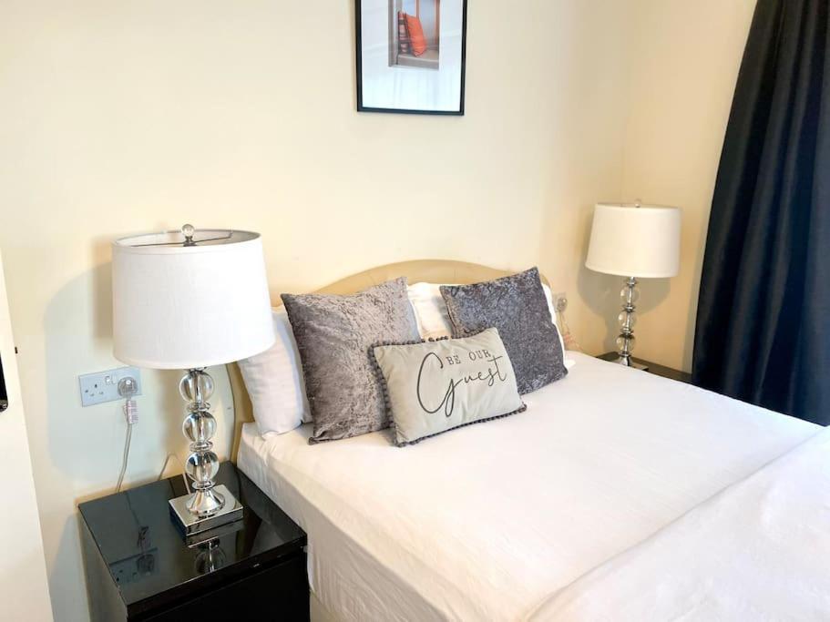 Amazing 2-Bed City Centre Apt With Parking โคเวนทรี ภายนอก รูปภาพ