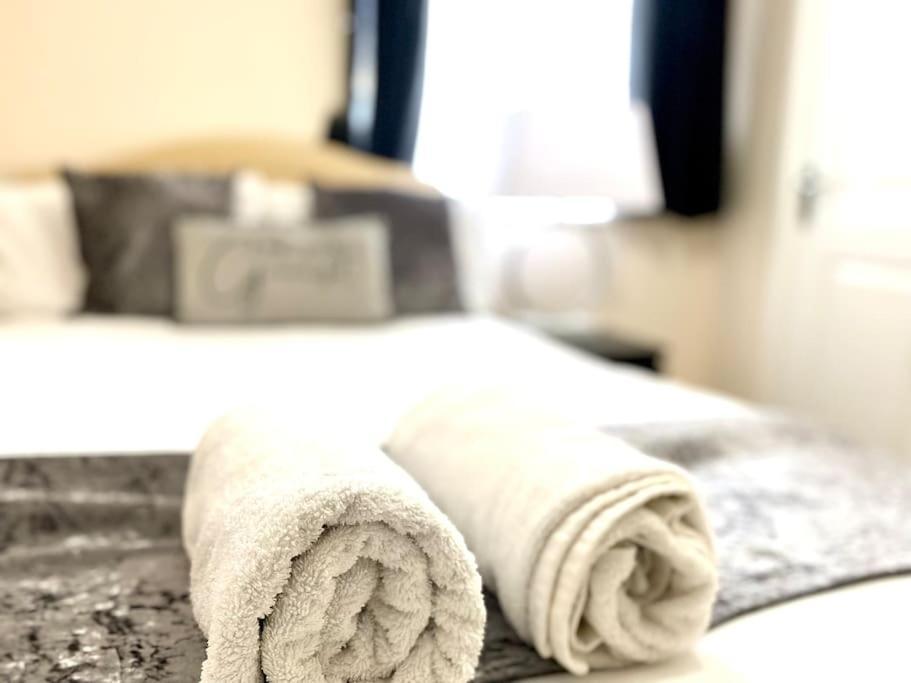Amazing 2-Bed City Centre Apt With Parking โคเวนทรี ภายนอก รูปภาพ